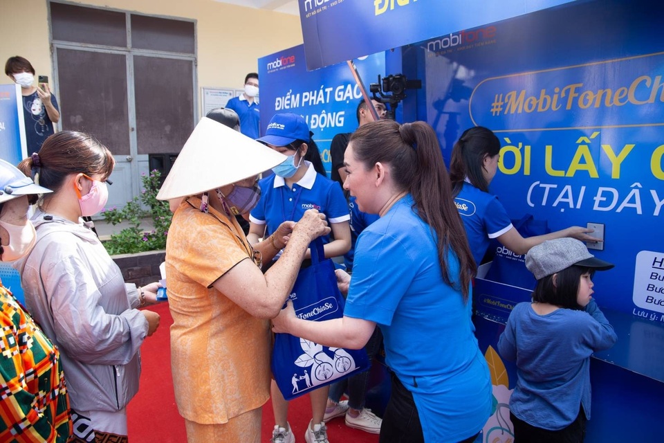 Mobifone tổ chức atm gạo lưu động, tặng gói cước tại TP.HCM - 4 Mobifone tổ chức atm gạo lưu động, tặng gói cước tại TP.HCM - 4