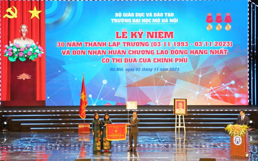 Trường Đại học Mở Hà Nội nhận Huân chương Lao động hạng Nhất - 2 Trường Đại học Mở Hà Nội nhận Huân chương Lao động hạng Nhất - 2