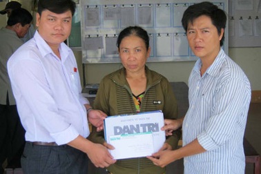 Quà bạn đọc tiếp tục đến với cậu học sinh nghèo bóc vác thuê