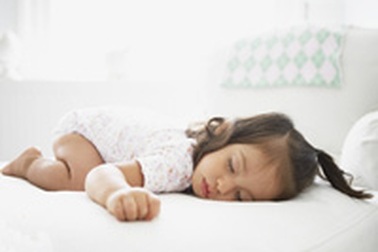 Tại sao bé hay nghiến răng khi ngủ?