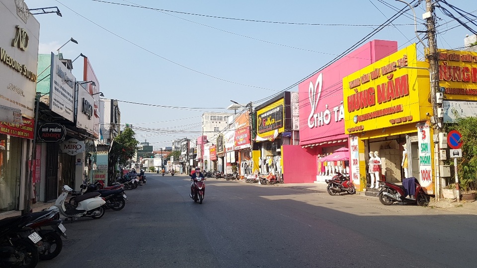 Đường phố Huế vắng bóng người sau ca nhiễm Covid-19 của du khách - 17 Đường phố Huế vắng bóng người sau ca nhiễm Covid-19 của du khách - 17