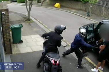 Hai tên cướp dùng dao tấn công Mesut Ozil và Kolasinac