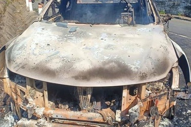 Thi thể biến dạng trong chiếc xe ô tô cháy rụi