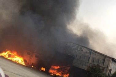 Cháy lớn tại cơ sở sản xuất bánh kẹo