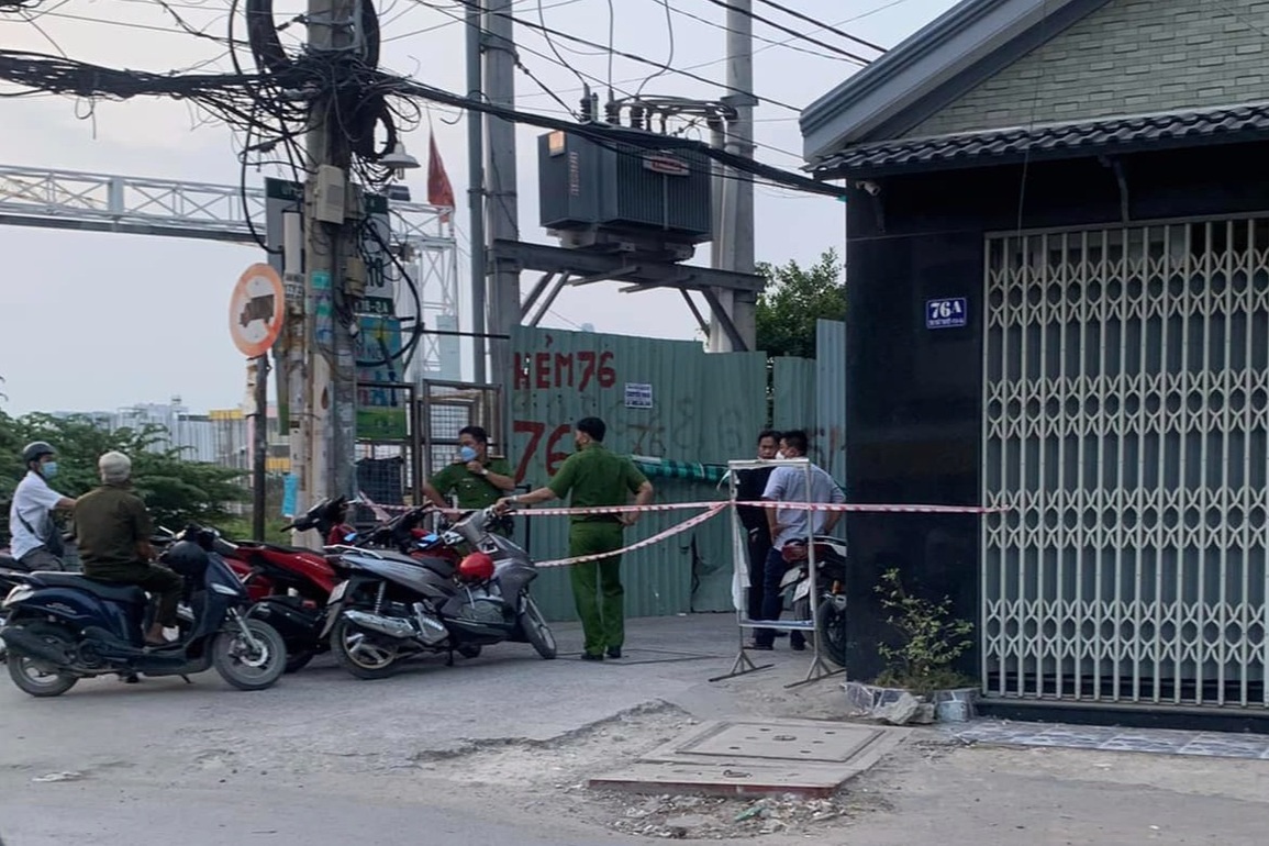 Đang ngủ trong nhà trọ, nam thanh niên bị nhóm người xông vào chém tới tấp - 2 Đang ngủ trong nhà trọ, nam thanh niên bị nhóm người xông vào chém tới tấp - 2