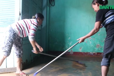 Người dân Hội An tất bật dọn dẹp sau lụt lớn