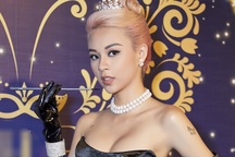 Phí Phương Anh lơ đãng khoe vòng 1 nóng bỏng khi hóa thân thành Audrey Hepburn