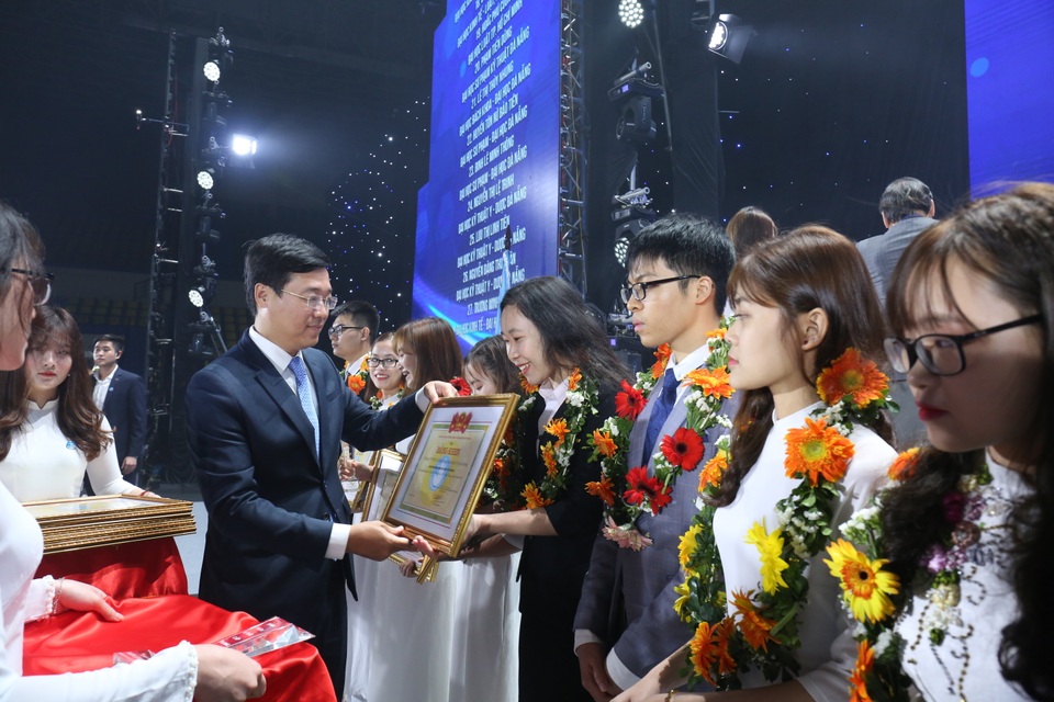 Hội Sinh viên Việt Nam nhận Huân chương Độc lập hạng Nhất lần thứ 2 - 4 Hội Sinh viên Việt Nam nhận Huân chương Độc lập hạng Nhất lần thứ 2 - 4