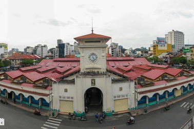 "Hét giá" 700.000 đồng 3 đôi tất: Tạm đình chỉ tiểu thương chợ Bến Thành