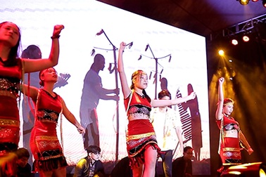 Học sinh chuyên Ams chơi nhạc quốc tế bằng nhạc cụ truyền thống độc đáo