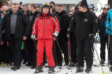 Ông Putin trượt tuyết cùng Tổng thống Belarus