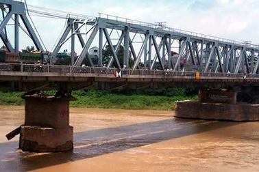 Hà Nội: Chở vợ lên cầu rồi ném xuống sông Đuống