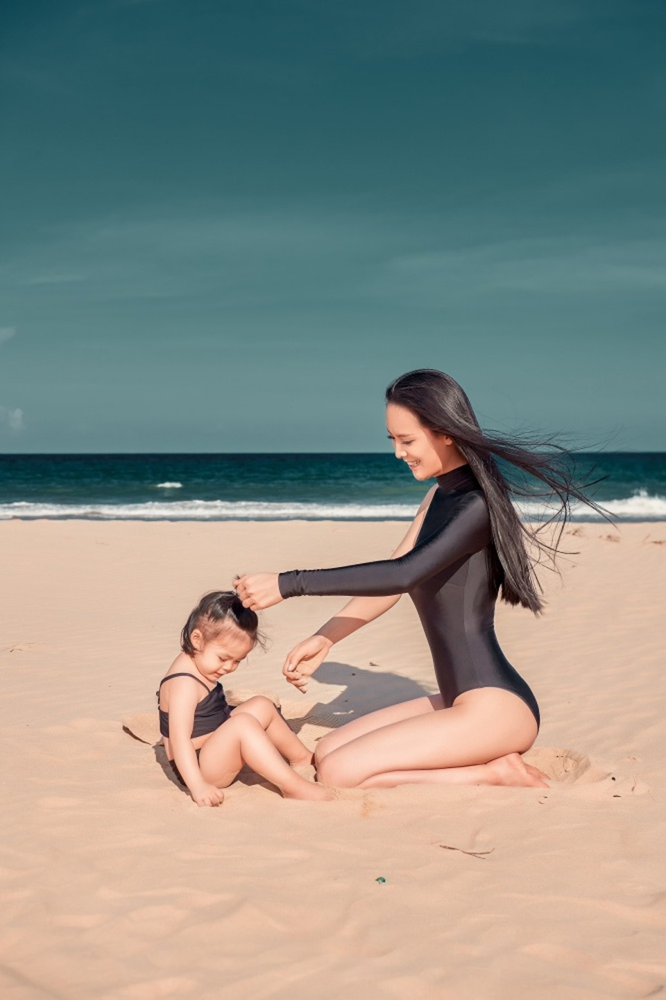 Người đẹp Hoa hậu Hoàn vũ Việt Nam tung bộ ảnh áo tắm cùng con gái nhỏ - 6 Người đẹp Hoa hậu Hoàn vũ Việt Nam tung bộ ảnh áo tắm cùng con gái nhỏ - 6