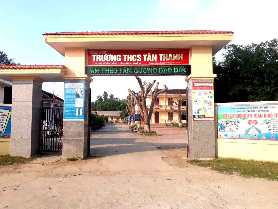 Hàng loạt cây xanh trong khuôn viên nhà trường bị cắt tỉa cành trơ trọi - 1 Hàng loạt cây xanh trong khuôn viên nhà trường bị cắt tỉa cành trơ trọi - 1
