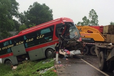 Vụ xe khách đấu đầu xe tải: Bắt tạm giam một tài xế