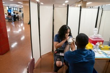 Mỹ chuẩn bị tiêm vắc xin Covid-19 mũi 3 cho hầu hết người dân