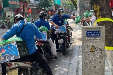Đội hình "shipper xanh" đi chợ giúp người dân trong khu vực phong tỏa