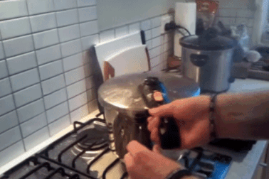 Nồi áp suất và những điều cần tránh trước nguy cơ thành "quả bom nổ chậm"