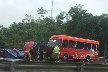 Xe khách đối đầu, một người chết, 7 người bị thương