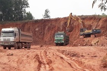 Bắc Giang: Xe quá tải lại ngang nhiên phá đường