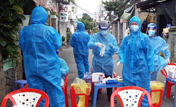 Tình nguyện viên Phạm Tâm (thứ hai từ phải sang) cùng đồng đội chuẩn bị hỗ trợ lấy mẫu xét nghiệm tại khu dân cư.