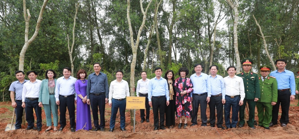 Trồng cây đầu xuân tại khuôn viên đền thờ gia tiên Chủ tịch Hồ Chí Minh - 3 Trồng cây đầu xuân tại khuôn viên đền thờ gia tiên Chủ tịch Hồ Chí Minh - 3