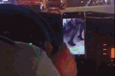 Tài xế taxi thản nhiên xem “phim người lớn” khi đang lái xe chở khách