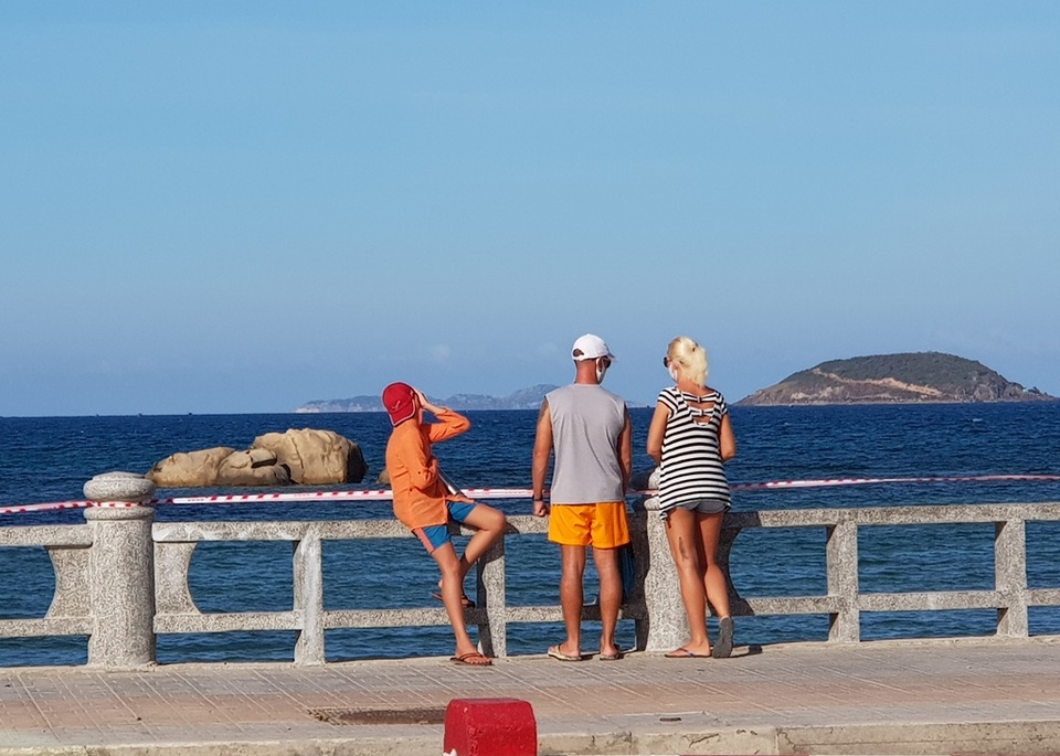 Nha Trang: Du khách đeo khẩu trang khi ra đường, phố Tây vắng vẻ - 3 Nha Trang: Du khách đeo khẩu trang khi ra đường, phố Tây vắng vẻ - 3