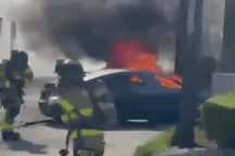 Tài xế tử vong vì mắc kẹt bên trong xe điện Tesla bốc cháy sau va chạm