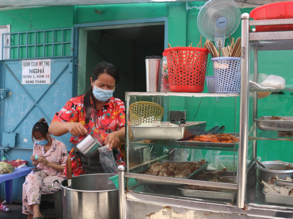 Chủ quán bánh canh bán vì đam mê, quyết giữ giá 10.000 đồng/tô - 1 Chủ quán bánh canh bán vì đam mê, quyết giữ giá 10.000 đồng/tô - 1