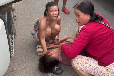 Tài xế bất ngờ rơi từ buồng lái ô tô đầu kéo xuống đường, bất tỉnh