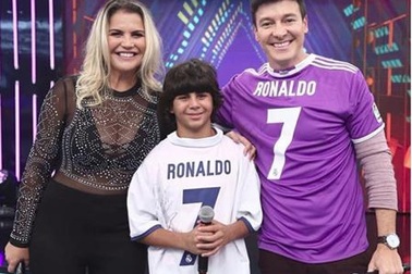 C.Ronaldo bất ngờ xuất hiện trên sóng truyền hình để “tặng quà” cho fan