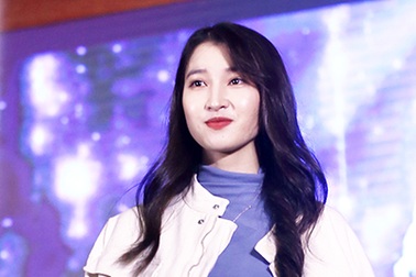 Chỉ sải bước chục giây trên sân khấu, nữ sinh ĐH Luật đã "gây thương nhớ"