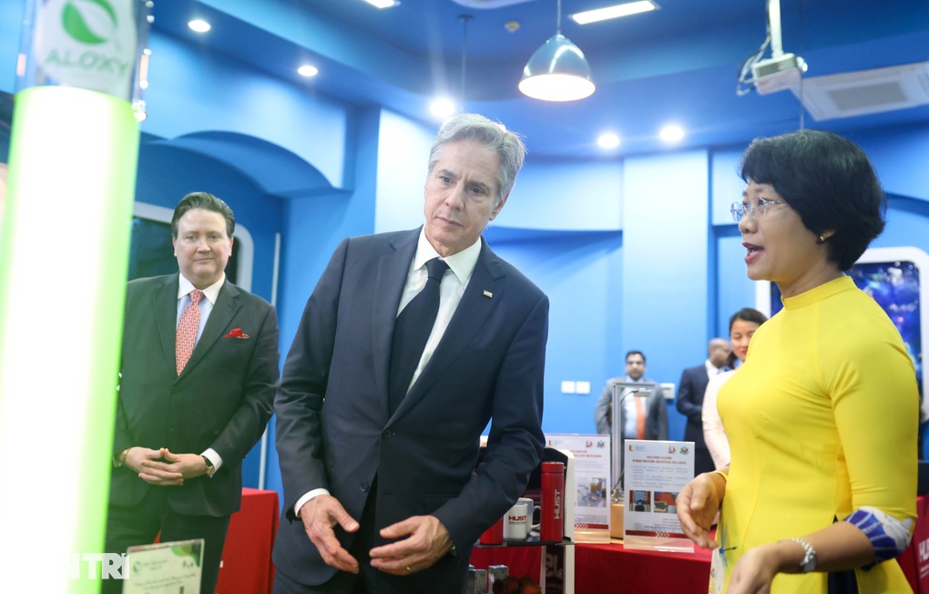 Ngoại trưởng Mỹ thăm Đại học Bách khoa, xem robot do Việt Nam sáng chế - 1 Ngoại trưởng Mỹ thăm Đại học Bách khoa, xem robot do Việt Nam sáng chế - 1
