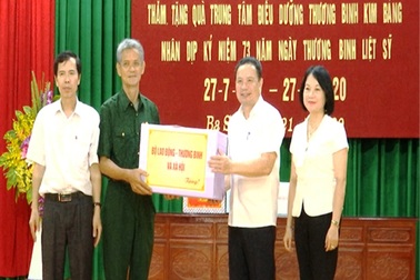 Thứ trưởng Lê Văn Thanh thăm, tặng quà các thương, bệnh binh tại Hà Nam