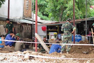 Phát hiện 2 hài cốt liệt sĩ cùng một hầm đạn trong vườn nhà dân