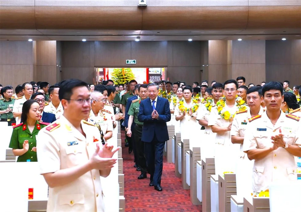 Tổng Bí thư: 80 năm - Vinh quang Công an nhân dân Việt Nam - 2 Tổng Bí thư: 80 năm - Vinh quang Công an nhân dân Việt Nam - 2