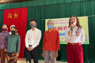 Phạm Phương Thảo xúc động phát biểu trong buổi trao quà cho người dân nghèo xứ Nghệ.