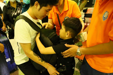 Rớt nước mắt hình ảnh con trai 6 tuổi ôm ba lô đựng tro cốt mẹ ở sân bay