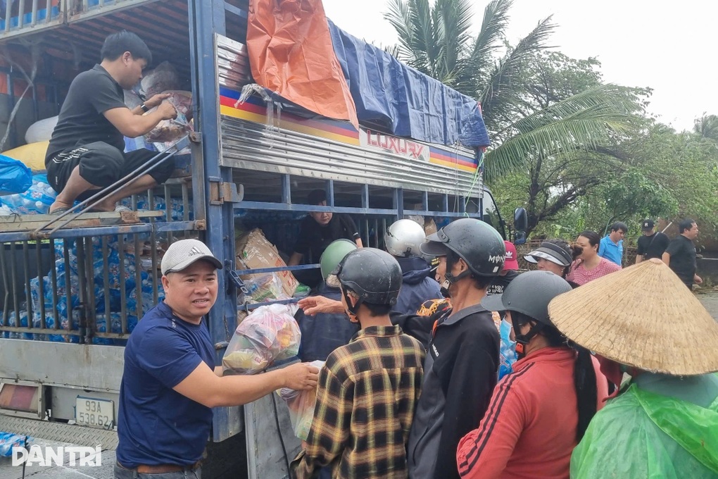 Xe chở hàng thiện nguyện ùn ùn vào Hòa Thịnh, giao thông ách tắc - 3