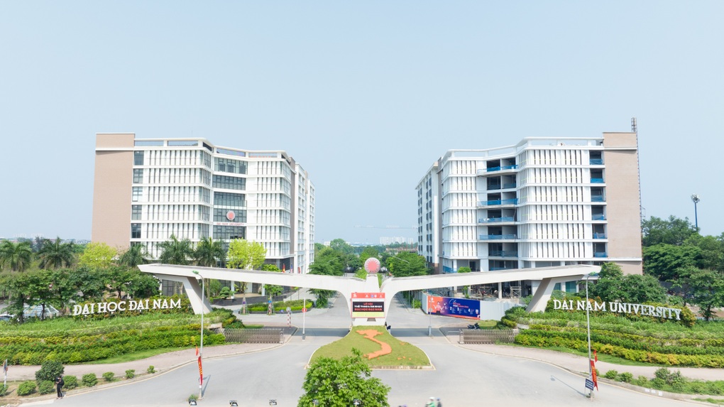 DNU trao học bổng cho tân sinh viên là người thân của cán bộ ngành y tế, giáo dục - 1 DNU trao học bổng cho tân sinh viên là người thân của cán bộ ngành y tế, giáo dục - 1