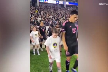 Con trai nữ tỷ phú Kim Kardashian được nắm tay Messi ra sân