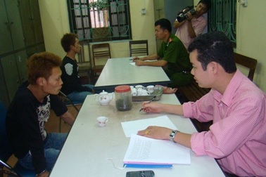 Cảnh sát giao thông truy bắt 2 tên cướp mang súng