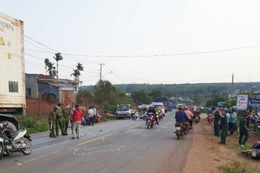 Xe container tông xe máy trên quốc lộ, 2 người tử vong