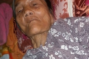 Thực hư chuyện mẹ kêu khát, con trai rót cho... thuốc sâu