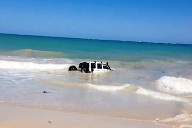 Kẻ trộm lao xe xuống biển để trốn cảnh sát