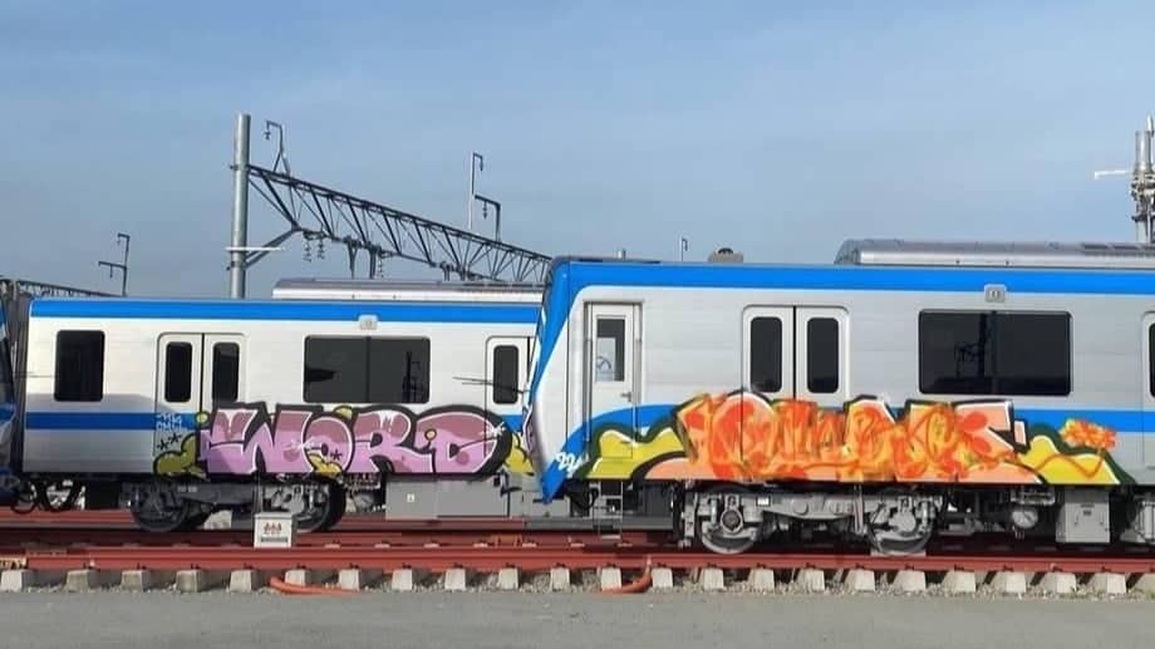 Hai toa tàu metro số 1 Bến Thành - Suối Tiên bị vẽ bậy - 1 Hai toa tàu metro số 1 Bến Thành - Suối Tiên bị vẽ bậy - 1