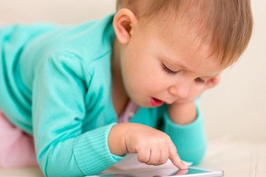 Trẻ bị tật từ... smartphone?