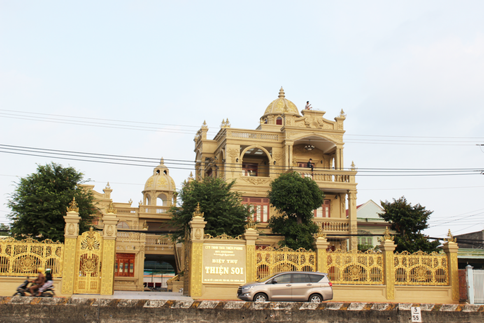 Mục sở thị căn biệt thự dát vàng của đại gia Thiện Soi vừa bị bắt - 2 Mục sở thị căn biệt thự dát vàng của đại gia Thiện Soi vừa bị bắt - 2