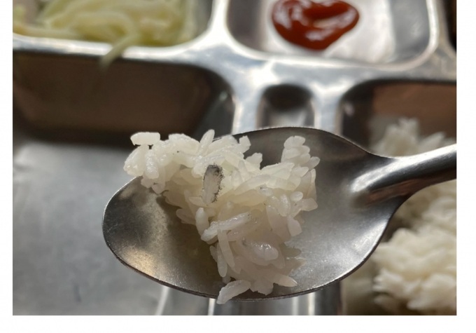 Cơm mốc trong phần ăn của học sinh (Ảnh: Huyên Nguyễn).